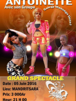 Antoinette avec son groupe en concert à Mandritsara