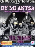 Ry Mi Antsa en concert au Chillout Café Ambondrona - Musique traditionnelle Betsileo Kidodo