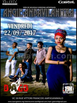 Angie‍ en concert Is'Art Galerie‍