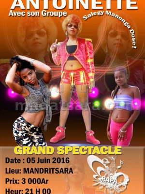 Antoinette avec son groupe en concert à Mandritsara