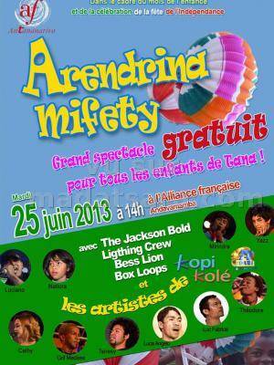 Arendrina mifety avec les artistes de Kopi Kolé à l'Alliance Française d'Andavamamba