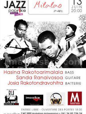 Avec Hasina Rakotoarimalala (Bass), Sanda Ranaivosoa (Guitare), Josia Rakotondravohitra (Batterie)