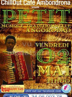 Petit musique traditionnelle Angorodao en concert au Chillout Café Ambondrona