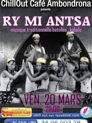 Ry Mi Antsa en concert au Chillout Café Ambondrona - Musique traditionnelle Betsileo Kidodo