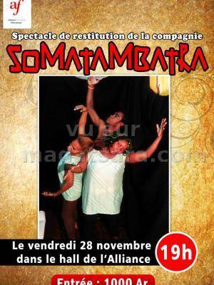 Spectacle de restitution de la compagnie Somatambatra dans le Hall de l'Alliance Française Mahajang